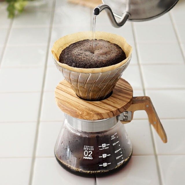 Hario V60 Glass Dripper Olive Wood 01